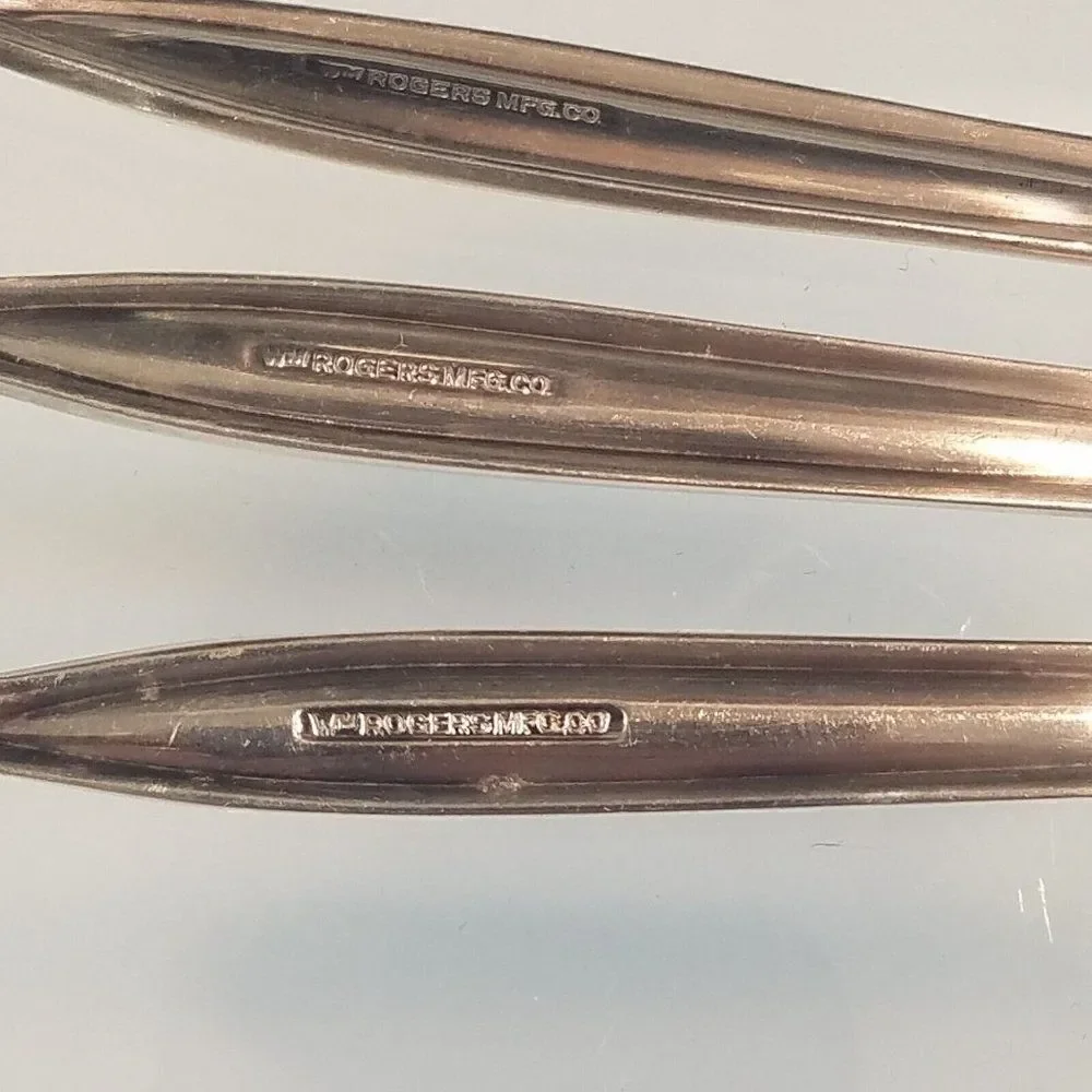 3 Vintage WM Rogers MFG CO Serrated Grapefruit Spoons Silverplate 6 In long